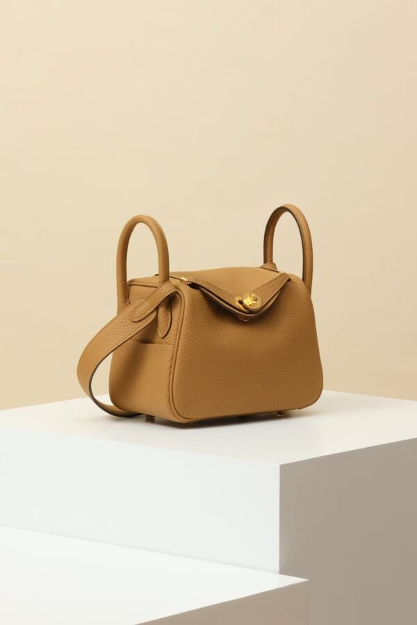 HERMES Lindy 19 Crossbody Bag in Biscuit Clemence Leather with Gold Hardware