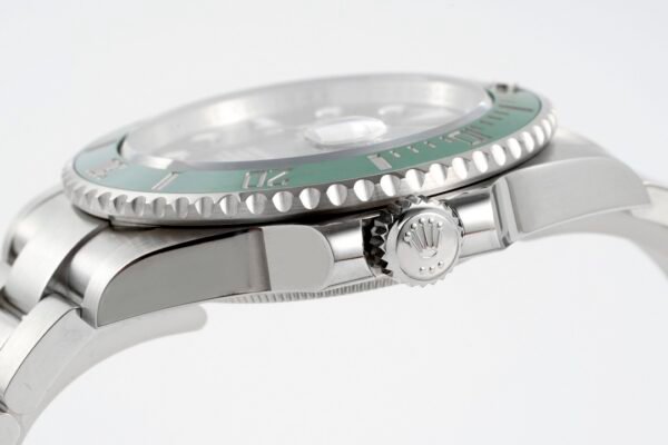Rolex Submariner "Hulk" in Oystersteel, 41mm, Oyster Case